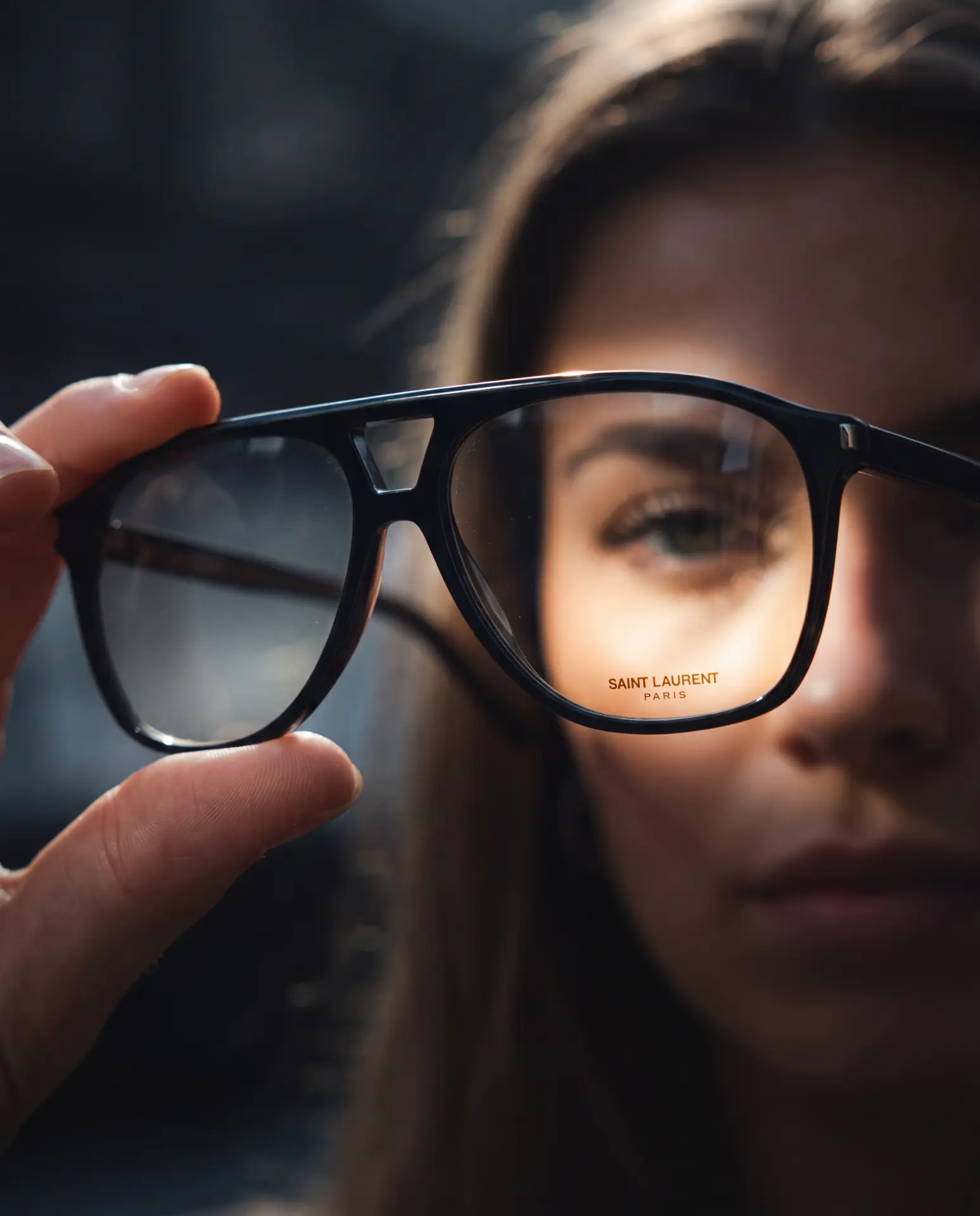 Model met zonnebril in hard middaglicht