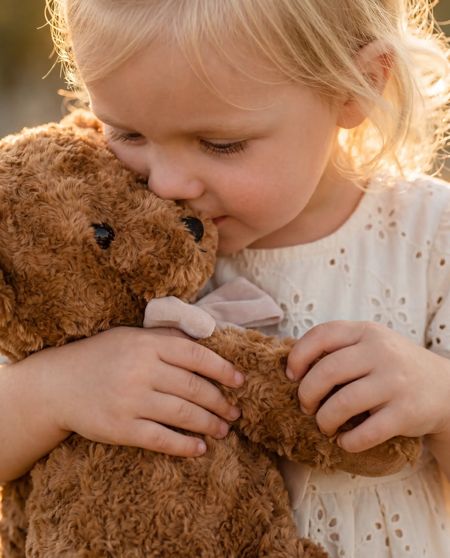 Baby met knuffelbeer in zacht daglicht